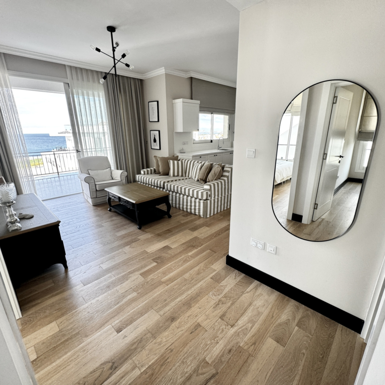Sea front 3 bedroom apartment with spacious terrace