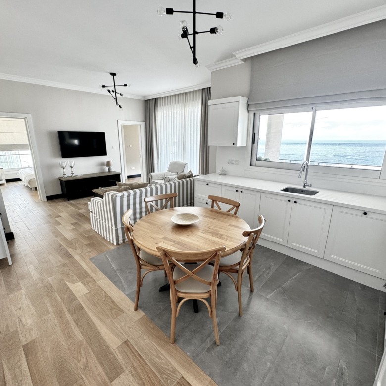 Sea front 3 bedroom apartment with spacious terrace