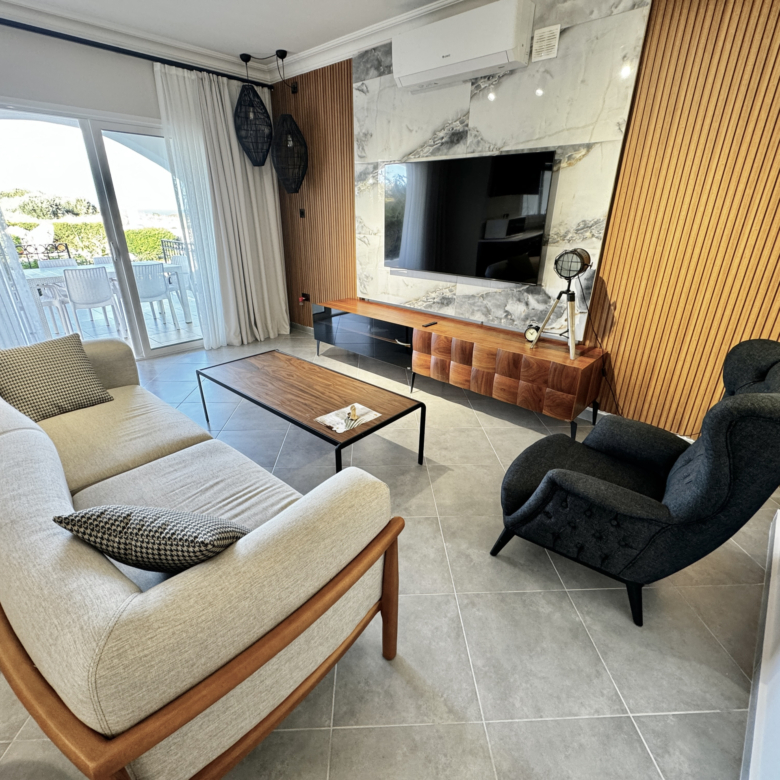 Sea front 3 bedroom apartment with spacious terrace