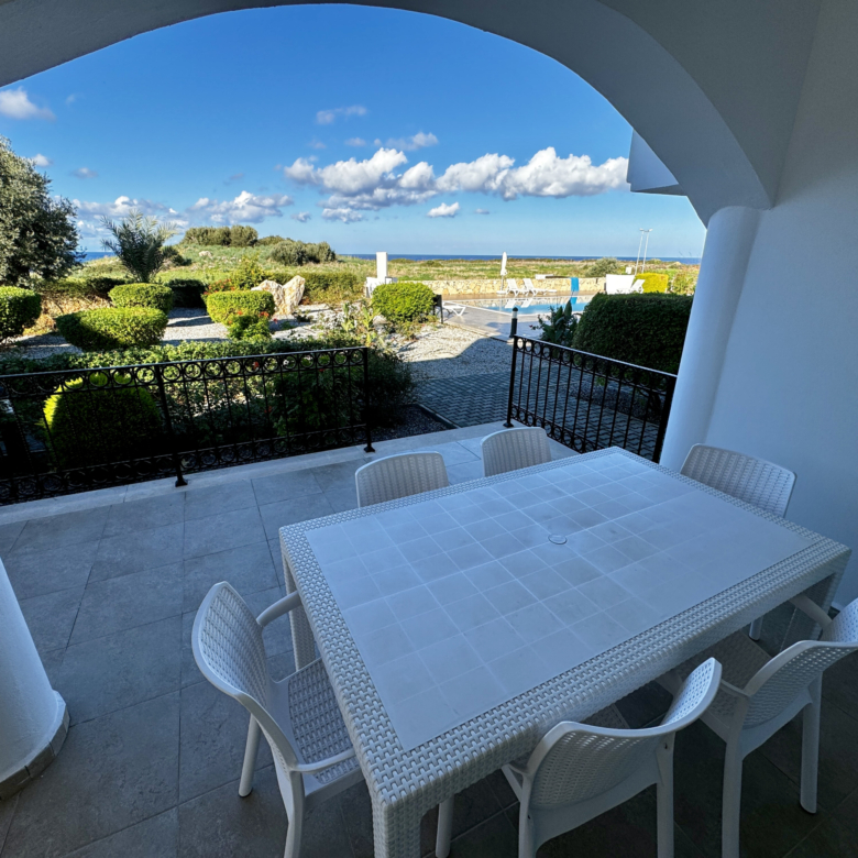 Sea front 3 bedroom apartment with spacious terrace