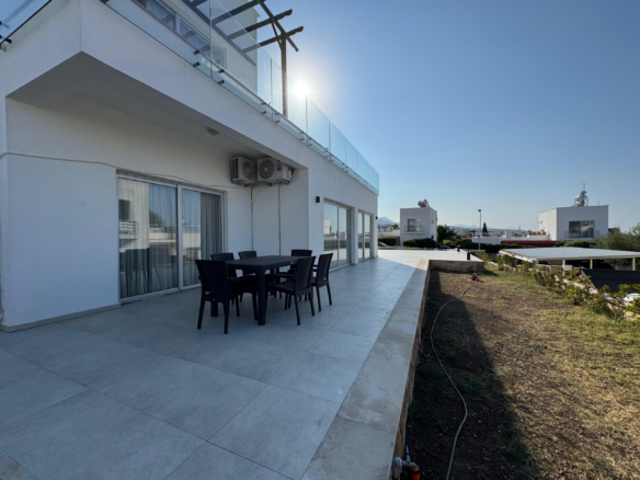 1 bedroom cosy apartment with sea view