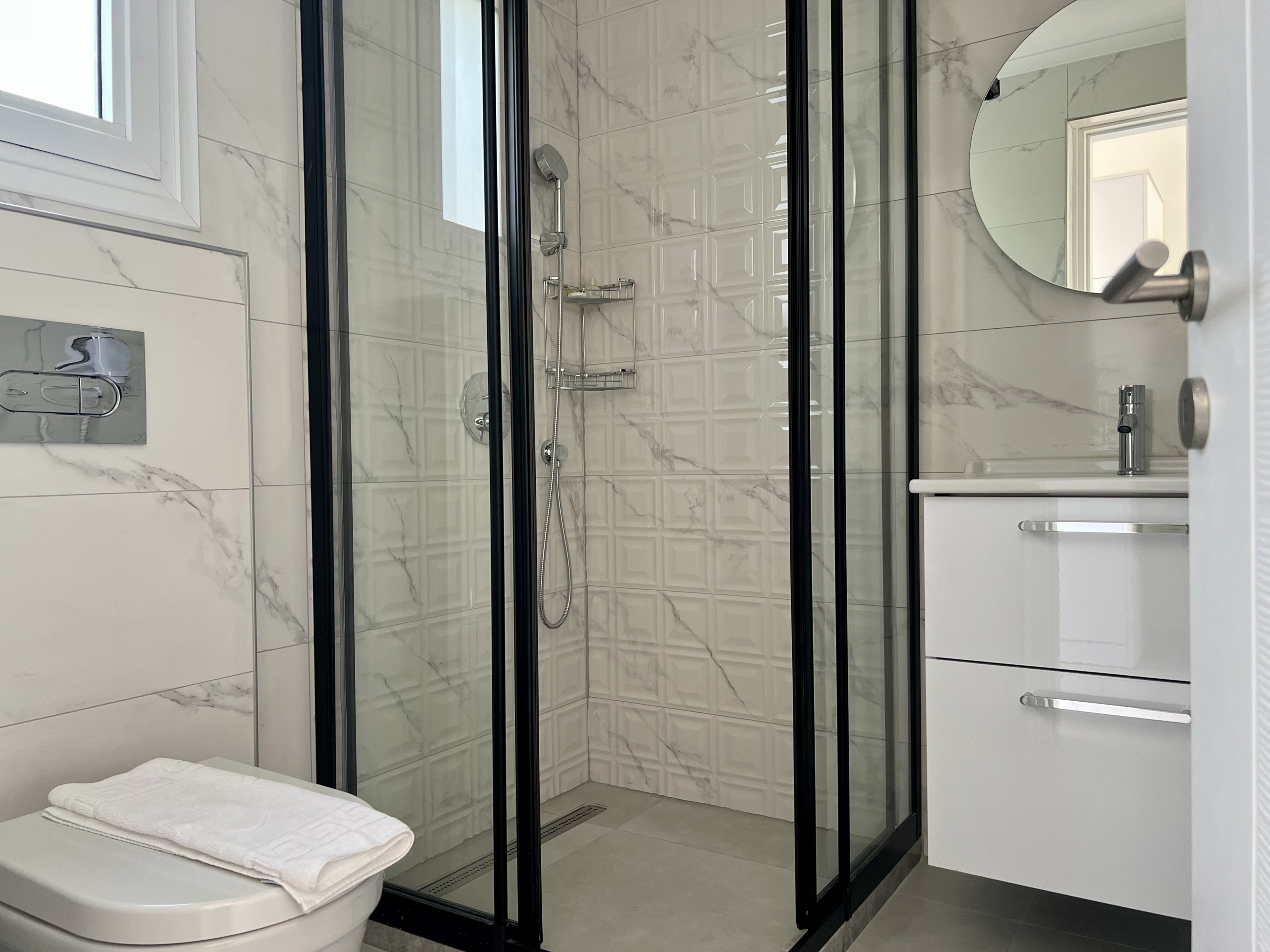 1 bedroom fully renovated stylish apartment