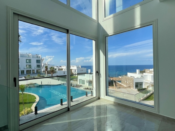 1 bedroom Sea Front penthouse with private roof top terrace